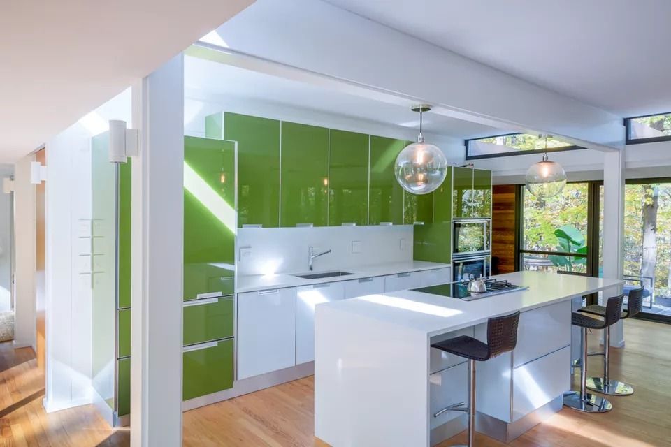 15 замечательных идей для освещения зеленой кухни